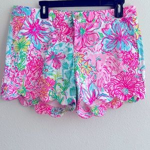 Lilly Pulitzer never worn scalloped edged shorts. Size 10. Lion print